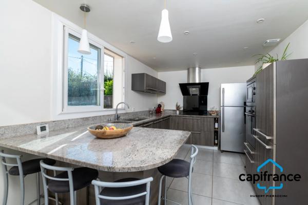 Toulon , Les Routes/Chateauvallon, Maison de Plain pied 103m2, 6 pièces, 4 chambres, terrain plat de 362 m2, en impasse.