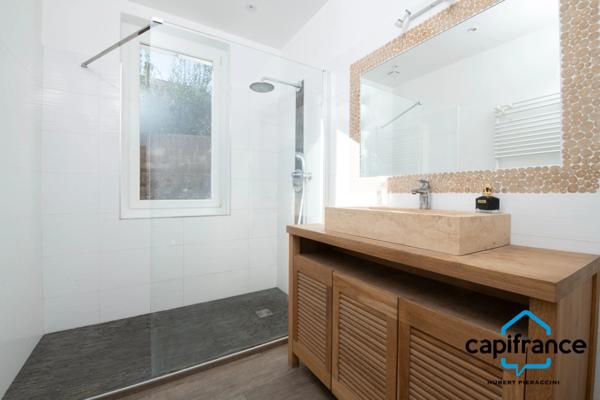 Toulon , Les Routes/Chateauvallon, Maison de Plain pied 103m2, 6 pièces, 4 chambres, terrain plat de 362 m2, en impasse.