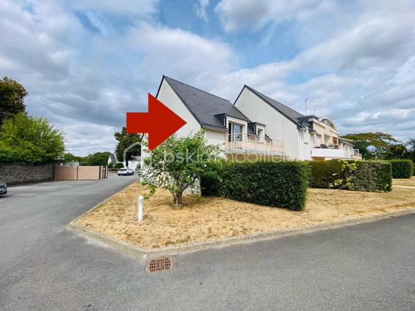 EXCLUSIVITE

Appartement T3 de 66 m² – Centre-ville de Ploërmel

Découvrez cet agréable appartement T3 de 66 m² habitables, construit en 2007 et en parfait état.
Situé au 1er étage d’une résidence sécurisée, il se compose d’un hall d’entrée, de deux chambres, d’une salle de bains, d’un WC indépendant ainsi que d’un agréable salon/séjour avec coin cuisine donnant accès à un balcon.

Ce bien bénéficie également de prestations particulièrement appréciables : une place de parking privative ainsi qu’un garage fermé en sous-sol.
Idéalement situé en centre-ville de Ploërmel, cet appartement offre un cadre de vie pratique et agréable, à proximité des commerces et des commodités ainsi que du marché le Samedi matin.

Les atouts :

66 m² habitables
T3 – 2 chambres
1er étage
Résidence sécurisée
Balcon
Parking privatif
Garage fermé en sous-sol
Local Poubelle
Local Vélo
Construction 2007
Parfait état
Centre-ville de Ploërmel

Informations complémentaires :

Taxe Foncière 1200 € Annuel
Chauffage électrique
Charge Copro aux alentours de 240€ Trimestriel

Informations complémentaires , me contacter au 06 31 01 31 98.