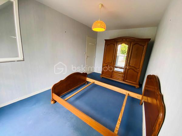 EXCLUSIVITE

Appartement T3 de 66 m² – Centre-ville de Ploërmel

Découvrez cet agréable appartement T3 de 66 m² habitables, construit en 2007 et en parfait état.
Situé au 1er étage d’une résidence sécurisée, il se compose d’un hall d’entrée, de deux chambres, d’une salle de bains, d’un WC indépendant ainsi que d’un agréable salon/séjour avec coin cuisine donnant accès à un balcon.

Ce bien bénéficie également de prestations particulièrement appréciables : une place de parking privative ainsi qu’un garage fermé en sous-sol.
Idéalement situé en centre-ville de Ploërmel, cet appartement offre un cadre de vie pratique et agréable, à proximité des commerces et des commodités ainsi que du marché le Samedi matin.

Les atouts :

66 m² habitables
T3 – 2 chambres
1er étage
Résidence sécurisée
Balcon
Parking privatif
Garage fermé en sous-sol
Local Poubelle
Local Vélo
Construction 2007
Parfait état
Centre-ville de Ploërmel

Informations complémentaires :

Taxe Foncière 1200 € Annuel
Chauffage électrique
Charge Copro aux alentours de 240€ Trimestriel

Informations complémentaires , me contacter au 06 31 01 31 98.