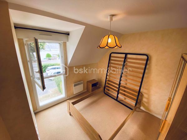 EXCLUSIVITE

Appartement T3 de 66 m² – Centre-ville de Ploërmel

Découvrez cet agréable appartement T3 de 66 m² habitables, construit en 2007 et en parfait état.
Situé au 1er étage d’une résidence sécurisée, il se compose d’un hall d’entrée, de deux chambres, d’une salle de bains, d’un WC indépendant ainsi que d’un agréable salon/séjour avec coin cuisine donnant accès à un balcon.

Ce bien bénéficie également de prestations particulièrement appréciables : une place de parking privative ainsi qu’un garage fermé en sous-sol.
Idéalement situé en centre-ville de Ploërmel, cet appartement offre un cadre de vie pratique et agréable, à proximité des commerces et des commodités ainsi que du marché le Samedi matin.

Les atouts :

66 m² habitables
T3 – 2 chambres
1er étage
Résidence sécurisée
Balcon
Parking privatif
Garage fermé en sous-sol
Local Poubelle
Local Vélo
Construction 2007
Parfait état
Centre-ville de Ploërmel

Informations complémentaires :

Taxe Foncière 1200 € Annuel
Chauffage électrique
Charge Copro aux alentours de 240€ Trimestriel

Informations complémentaires , me contacter au 06 31 01 31 98.