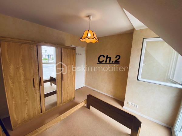 EXCLUSIVITE

Appartement T3 de 66 m² – Centre-ville de Ploërmel

Découvrez cet agréable appartement T3 de 66 m² habitables, construit en 2007 et en parfait état.
Situé au 1er étage d’une résidence sécurisée, il se compose d’un hall d’entrée, de deux chambres, d’une salle de bains, d’un WC indépendant ainsi que d’un agréable salon/séjour avec coin cuisine donnant accès à un balcon.

Ce bien bénéficie également de prestations particulièrement appréciables : une place de parking privative ainsi qu’un garage fermé en sous-sol.
Idéalement situé en centre-ville de Ploërmel, cet appartement offre un cadre de vie pratique et agréable, à proximité des commerces et des commodités ainsi que du marché le Samedi matin.

Les atouts :

66 m² habitables
T3 – 2 chambres
1er étage
Résidence sécurisée
Balcon
Parking privatif
Garage fermé en sous-sol
Local Poubelle
Local Vélo
Construction 2007
Parfait état
Centre-ville de Ploërmel

Informations complémentaires :

Taxe Foncière 1200 € Annuel
Chauffage électrique
Charge Copro aux alentours de 240€ Trimestriel

Informations complémentaires , me contacter au 06 31 01 31 98.