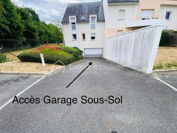 EXCLUSIVITE

Appartement T3 de 66 m² – Centre-ville de Ploërmel

Découvrez cet agréable appartement T3 de 66 m² habitables, construit en 2007 et en parfait état.
Situé au 1er étage d’une résidence sécurisée, il se compose d’un hall d’entrée, de deux chambres, d’une salle de bains, d’un WC indépendant ainsi que d’un agréable salon/séjour avec coin cuisine donnant accès à un balcon.

Ce bien bénéficie également de prestations particulièrement appréciables : une place de parking privative ainsi qu’un garage fermé en sous-sol.
Idéalement situé en centre-ville de Ploërmel, cet appartement offre un cadre de vie pratique et agréable, à proximité des commerces et des commodités ainsi que du marché le Samedi matin.

Les atouts :

66 m² habitables
T3 – 2 chambres
1er étage
Résidence sécurisée
Balcon
Parking privatif
Garage fermé en sous-sol
Local Poubelle
Local Vélo
Construction 2007
Parfait état
Centre-ville de Ploërmel

Informations complémentaires :

Taxe Foncière 1200 € Annuel
Chauffage électrique
Charge Copro aux alentours de 240€ Trimestriel

Informations complémentaires , me contacter au 06 31 01 31 98.