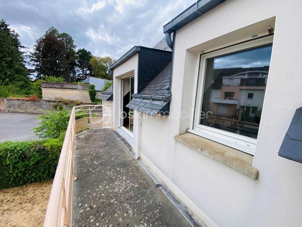 EXCLUSIVITE

Appartement T3 de 66 m² – Centre-ville de Ploërmel

Découvrez cet agréable appartement T3 de 66 m² habitables, construit en 2007 et en parfait état.
Situé au 1er étage d’une résidence sécurisée, il se compose d’un hall d’entrée, de deux chambres, d’une salle de bains, d’un WC indépendant ainsi que d’un agréable salon/séjour avec coin cuisine donnant accès à un balcon.

Ce bien bénéficie également de prestations particulièrement appréciables : une place de parking privative ainsi qu’un garage fermé en sous-sol.
Idéalement situé en centre-ville de Ploërmel, cet appartement offre un cadre de vie pratique et agréable, à proximité des commerces et des commodités ainsi que du marché le Samedi matin.

Les atouts :

66 m² habitables
T3 – 2 chambres
1er étage
Résidence sécurisée
Balcon
Parking privatif
Garage fermé en sous-sol
Local Poubelle
Local Vélo
Construction 2007
Parfait état
Centre-ville de Ploërmel

Informations complémentaires :

Taxe Foncière 1200 € Annuel
Chauffage électrique
Charge Copro aux alentours de 240€ Trimestriel

Informations complémentaires , me contacter au 06 31 01 31 98.