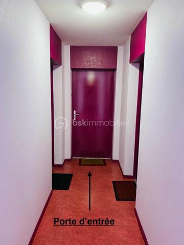 EXCLUSIVITE

Appartement T3 de 66 m² – Centre-ville de Ploërmel

Découvrez cet agréable appartement T3 de 66 m² habitables, construit en 2007 et en parfait état.
Situé au 1er étage d’une résidence sécurisée, il se compose d’un hall d’entrée, de deux chambres, d’une salle de bains, d’un WC indépendant ainsi que d’un agréable salon/séjour avec coin cuisine donnant accès à un balcon.

Ce bien bénéficie également de prestations particulièrement appréciables : une place de parking privative ainsi qu’un garage fermé en sous-sol.
Idéalement situé en centre-ville de Ploërmel, cet appartement offre un cadre de vie pratique et agréable, à proximité des commerces et des commodités ainsi que du marché le Samedi matin.

Les atouts :

66 m² habitables
T3 – 2 chambres
1er étage
Résidence sécurisée
Balcon
Parking privatif
Garage fermé en sous-sol
Local Poubelle
Local Vélo
Construction 2007
Parfait état
Centre-ville de Ploërmel

Informations complémentaires :

Taxe Foncière 1200 € Annuel
Chauffage électrique
Charge Copro aux alentours de 240€ Trimestriel

Informations complémentaires , me contacter au 06 31 01 31 98.