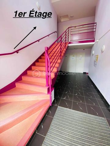 EXCLUSIVITE

Appartement T3 de 66 m² – Centre-ville de Ploërmel

Découvrez cet agréable appartement T3 de 66 m² habitables, construit en 2007 et en parfait état.
Situé au 1er étage d’une résidence sécurisée, il se compose d’un hall d’entrée, de deux chambres, d’une salle de bains, d’un WC indépendant ainsi que d’un agréable salon/séjour avec coin cuisine donnant accès à un balcon.

Ce bien bénéficie également de prestations particulièrement appréciables : une place de parking privative ainsi qu’un garage fermé en sous-sol.
Idéalement situé en centre-ville de Ploërmel, cet appartement offre un cadre de vie pratique et agréable, à proximité des commerces et des commodités ainsi que du marché le Samedi matin.

Les atouts :

66 m² habitables
T3 – 2 chambres
1er étage
Résidence sécurisée
Balcon
Parking privatif
Garage fermé en sous-sol
Local Poubelle
Local Vélo
Construction 2007
Parfait état
Centre-ville de Ploërmel

Informations complémentaires :

Taxe Foncière 1200 € Annuel
Chauffage électrique
Charge Copro aux alentours de 240€ Trimestriel

Informations complémentaires , me contacter au 06 31 01 31 98.
