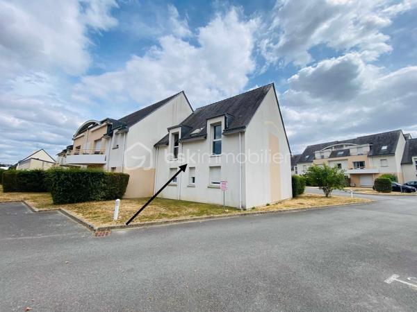 EXCLUSIVITE

Appartement T3 de 66 m² – Centre-ville de Ploërmel

Découvrez cet agréable appartement T3 de 66 m² habitables, construit en 2007 et en parfait état.
Situé au 1er étage d’une résidence sécurisée, il se compose d’un hall d’entrée, de deux chambres, d’une salle de bains, d’un WC indépendant ainsi que d’un agréable salon/séjour avec coin cuisine donnant accès à un balcon.

Ce bien bénéficie également de prestations particulièrement appréciables : une place de parking privative ainsi qu’un garage fermé en sous-sol.
Idéalement situé en centre-ville de Ploërmel, cet appartement offre un cadre de vie pratique et agréable, à proximité des commerces et des commodités ainsi que du marché le Samedi matin.

Les atouts :

66 m² habitables
T3 – 2 chambres
1er étage
Résidence sécurisée
Balcon
Parking privatif
Garage fermé en sous-sol
Local Poubelle
Local Vélo
Construction 2007
Parfait état
Centre-ville de Ploërmel

Informations complémentaires :

Taxe Foncière 1200 € Annuel
Chauffage électrique
Charge Copro aux alentours de 240€ Trimestriel

Informations complémentaires , me contacter au 06 31 01 31 98.