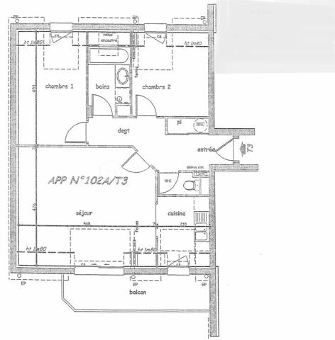 EXCLUSIVITE

Appartement T3 de 66 m² – Centre-ville de Ploërmel

Découvrez cet agréable appartement T3 de 66 m² habitables, construit en 2007 et en parfait état.
Situé au 1er étage d’une résidence sécurisée, il se compose d’un hall d’entrée, de deux chambres, d’une salle de bains, d’un WC indépendant ainsi que d’un agréable salon/séjour avec coin cuisine donnant accès à un balcon.

Ce bien bénéficie également de prestations particulièrement appréciables : une place de parking privative ainsi qu’un garage fermé en sous-sol.
Idéalement situé en centre-ville de Ploërmel, cet appartement offre un cadre de vie pratique et agréable, à proximité des commerces et des commodités ainsi que du marché le Samedi matin.

Les atouts :

66 m² habitables
T3 – 2 chambres
1er étage
Résidence sécurisée
Balcon
Parking privatif
Garage fermé en sous-sol
Local Poubelle
Local Vélo
Construction 2007
Parfait état
Centre-ville de Ploërmel

Informations complémentaires :

Taxe Foncière 1200 € Annuel
Chauffage électrique
Charge Copro aux alentours de 240€ Trimestriel

Informations complémentaires , me contacter au 06 31 01 31 98.
