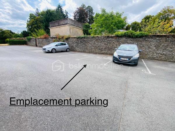 EXCLUSIVITE

Appartement T3 de 66 m² – Centre-ville de Ploërmel

Découvrez cet agréable appartement T3 de 66 m² habitables, construit en 2007 et en parfait état.
Situé au 1er étage d’une résidence sécurisée, il se compose d’un hall d’entrée, de deux chambres, d’une salle de bains, d’un WC indépendant ainsi que d’un agréable salon/séjour avec coin cuisine donnant accès à un balcon.

Ce bien bénéficie également de prestations particulièrement appréciables : une place de parking privative ainsi qu’un garage fermé en sous-sol.
Idéalement situé en centre-ville de Ploërmel, cet appartement offre un cadre de vie pratique et agréable, à proximité des commerces et des commodités ainsi que du marché le Samedi matin.

Les atouts :

66 m² habitables
T3 – 2 chambres
1er étage
Résidence sécurisée
Balcon
Parking privatif
Garage fermé en sous-sol
Local Poubelle
Local Vélo
Construction 2007
Parfait état
Centre-ville de Ploërmel

Informations complémentaires :

Taxe Foncière 1200 € Annuel
Chauffage électrique
Charge Copro aux alentours de 240€ Trimestriel

Informations complémentaires , me contacter au 06 31 01 31 98.