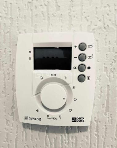 EXCLUSIVITE

Appartement T3 de 66 m² – Centre-ville de Ploërmel

Découvrez cet agréable appartement T3 de 66 m² habitables, construit en 2007 et en parfait état.
Situé au 1er étage d’une résidence sécurisée, il se compose d’un hall d’entrée, de deux chambres, d’une salle de bains, d’un WC indépendant ainsi que d’un agréable salon/séjour avec coin cuisine donnant accès à un balcon.

Ce bien bénéficie également de prestations particulièrement appréciables : une place de parking privative ainsi qu’un garage fermé en sous-sol.
Idéalement situé en centre-ville de Ploërmel, cet appartement offre un cadre de vie pratique et agréable, à proximité des commerces et des commodités ainsi que du marché le Samedi matin.

Les atouts :

66 m² habitables
T3 – 2 chambres
1er étage
Résidence sécurisée
Balcon
Parking privatif
Garage fermé en sous-sol
Local Poubelle
Local Vélo
Construction 2007
Parfait état
Centre-ville de Ploërmel

Informations complémentaires :

Taxe Foncière 1200 € Annuel
Chauffage électrique
Charge Copro aux alentours de 240€ Trimestriel

Informations complémentaires , me contacter au 06 31 01 31 98.