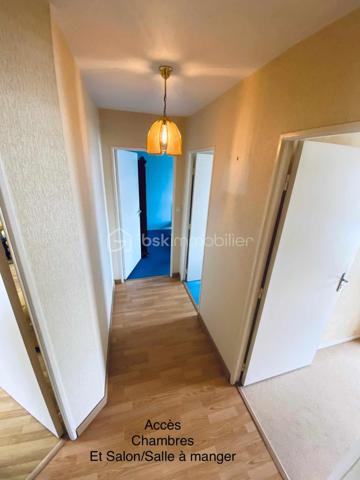 EXCLUSIVITE

Appartement T3 de 66 m² – Centre-ville de Ploërmel

Découvrez cet agréable appartement T3 de 66 m² habitables, construit en 2007 et en parfait état.
Situé au 1er étage d’une résidence sécurisée, il se compose d’un hall d’entrée, de deux chambres, d’une salle de bains, d’un WC indépendant ainsi que d’un agréable salon/séjour avec coin cuisine donnant accès à un balcon.

Ce bien bénéficie également de prestations particulièrement appréciables : une place de parking privative ainsi qu’un garage fermé en sous-sol.
Idéalement situé en centre-ville de Ploërmel, cet appartement offre un cadre de vie pratique et agréable, à proximité des commerces et des commodités ainsi que du marché le Samedi matin.

Les atouts :

66 m² habitables
T3 – 2 chambres
1er étage
Résidence sécurisée
Balcon
Parking privatif
Garage fermé en sous-sol
Local Poubelle
Local Vélo
Construction 2007
Parfait état
Centre-ville de Ploërmel

Informations complémentaires :

Taxe Foncière 1200 € Annuel
Chauffage électrique
Charge Copro aux alentours de 240€ Trimestriel

Informations complémentaires , me contacter au 06 31 01 31 98.