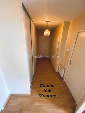 EXCLUSIVITE

Appartement T3 de 66 m² – Centre-ville de Ploërmel

Découvrez cet agréable appartement T3 de 66 m² habitables, construit en 2007 et en parfait état.
Situé au 1er étage d’une résidence sécurisée, il se compose d’un hall d’entrée, de deux chambres, d’une salle de bains, d’un WC indépendant ainsi que d’un agréable salon/séjour avec coin cuisine donnant accès à un balcon.

Ce bien bénéficie également de prestations particulièrement appréciables : une place de parking privative ainsi qu’un garage fermé en sous-sol.
Idéalement situé en centre-ville de Ploërmel, cet appartement offre un cadre de vie pratique et agréable, à proximité des commerces et des commodités ainsi que du marché le Samedi matin.

Les atouts :

66 m² habitables
T3 – 2 chambres
1er étage
Résidence sécurisée
Balcon
Parking privatif
Garage fermé en sous-sol
Local Poubelle
Local Vélo
Construction 2007
Parfait état
Centre-ville de Ploërmel

Informations complémentaires :

Taxe Foncière 1200 € Annuel
Chauffage électrique
Charge Copro aux alentours de 240€ Trimestriel

Informations complémentaires , me contacter au 06 31 01 31 98.