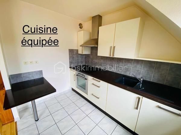 EXCLUSIVITE

Appartement T3 de 66 m² – Centre-ville de Ploërmel

Découvrez cet agréable appartement T3 de 66 m² habitables, construit en 2007 et en parfait état.
Situé au 1er étage d’une résidence sécurisée, il se compose d’un hall d’entrée, de deux chambres, d’une salle de bains, d’un WC indépendant ainsi que d’un agréable salon/séjour avec coin cuisine donnant accès à un balcon.

Ce bien bénéficie également de prestations particulièrement appréciables : une place de parking privative ainsi qu’un garage fermé en sous-sol.
Idéalement situé en centre-ville de Ploërmel, cet appartement offre un cadre de vie pratique et agréable, à proximité des commerces et des commodités ainsi que du marché le Samedi matin.

Les atouts :

66 m² habitables
T3 – 2 chambres
1er étage
Résidence sécurisée
Balcon
Parking privatif
Garage fermé en sous-sol
Local Poubelle
Local Vélo
Construction 2007
Parfait état
Centre-ville de Ploërmel

Informations complémentaires :

Taxe Foncière 1200 € Annuel
Chauffage électrique
Charge Copro aux alentours de 240€ Trimestriel

Informations complémentaires , me contacter au 06 31 01 31 98.
