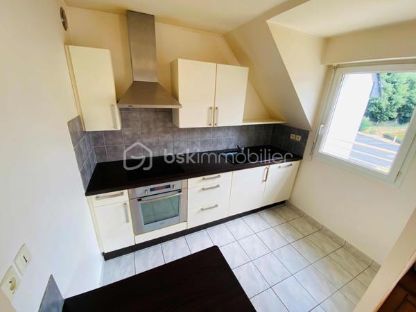 EXCLUSIVITE

Appartement T3 de 66 m² – Centre-ville de Ploërmel

Découvrez cet agréable appartement T3 de 66 m² habitables, construit en 2007 et en parfait état.
Situé au 1er étage d’une résidence sécurisée, il se compose d’un hall d’entrée, de deux chambres, d’une salle de bains, d’un WC indépendant ainsi que d’un agréable salon/séjour avec coin cuisine donnant accès à un balcon.

Ce bien bénéficie également de prestations particulièrement appréciables : une place de parking privative ainsi qu’un garage fermé en sous-sol.
Idéalement situé en centre-ville de Ploërmel, cet appartement offre un cadre de vie pratique et agréable, à proximité des commerces et des commodités ainsi que du marché le Samedi matin.

Les atouts :

66 m² habitables
T3 – 2 chambres
1er étage
Résidence sécurisée
Balcon
Parking privatif
Garage fermé en sous-sol
Local Poubelle
Local Vélo
Construction 2007
Parfait état
Centre-ville de Ploërmel

Informations complémentaires :

Taxe Foncière 1200 € Annuel
Chauffage électrique
Charge Copro aux alentours de 240€ Trimestriel

Informations complémentaires , me contacter au 06 31 01 31 98.