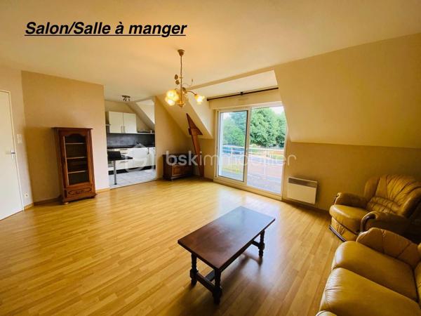 EXCLUSIVITE

Appartement T3 de 66 m² – Centre-ville de Ploërmel

Découvrez cet agréable appartement T3 de 66 m² habitables, construit en 2007 et en parfait état.
Situé au 1er étage d’une résidence sécurisée, il se compose d’un hall d’entrée, de deux chambres, d’une salle de bains, d’un WC indépendant ainsi que d’un agréable salon/séjour avec coin cuisine donnant accès à un balcon.

Ce bien bénéficie également de prestations particulièrement appréciables : une place de parking privative ainsi qu’un garage fermé en sous-sol.
Idéalement situé en centre-ville de Ploërmel, cet appartement offre un cadre de vie pratique et agréable, à proximité des commerces et des commodités ainsi que du marché le Samedi matin.

Les atouts :

66 m² habitables
T3 – 2 chambres
1er étage
Résidence sécurisée
Balcon
Parking privatif
Garage fermé en sous-sol
Local Poubelle
Local Vélo
Construction 2007
Parfait état
Centre-ville de Ploërmel

Informations complémentaires :

Taxe Foncière 1200 € Annuel
Chauffage électrique
Charge Copro aux alentours de 240€ Trimestriel

Informations complémentaires , me contacter au 06 31 01 31 98.