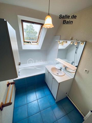 EXCLUSIVITE

Appartement T3 de 66 m² – Centre-ville de Ploërmel

Découvrez cet agréable appartement T3 de 66 m² habitables, construit en 2007 et en parfait état.
Situé au 1er étage d’une résidence sécurisée, il se compose d’un hall d’entrée, de deux chambres, d’une salle de bains, d’un WC indépendant ainsi que d’un agréable salon/séjour avec coin cuisine donnant accès à un balcon.

Ce bien bénéficie également de prestations particulièrement appréciables : une place de parking privative ainsi qu’un garage fermé en sous-sol.
Idéalement situé en centre-ville de Ploërmel, cet appartement offre un cadre de vie pratique et agréable, à proximité des commerces et des commodités ainsi que du marché le Samedi matin.

Les atouts :

66 m² habitables
T3 – 2 chambres
1er étage
Résidence sécurisée
Balcon
Parking privatif
Garage fermé en sous-sol
Local Poubelle
Local Vélo
Construction 2007
Parfait état
Centre-ville de Ploërmel

Informations complémentaires :

Taxe Foncière 1200 € Annuel
Chauffage électrique
Charge Copro aux alentours de 240€ Trimestriel

Informations complémentaires , me contacter au 06 31 01 31 98.