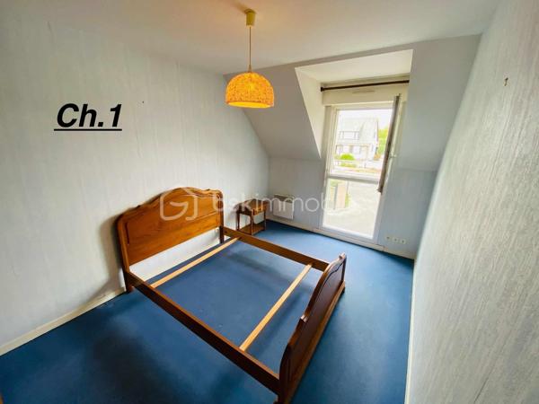EXCLUSIVITE

Appartement T3 de 66 m² – Centre-ville de Ploërmel

Découvrez cet agréable appartement T3 de 66 m² habitables, construit en 2007 et en parfait état.
Situé au 1er étage d’une résidence sécurisée, il se compose d’un hall d’entrée, de deux chambres, d’une salle de bains, d’un WC indépendant ainsi que d’un agréable salon/séjour avec coin cuisine donnant accès à un balcon.

Ce bien bénéficie également de prestations particulièrement appréciables : une place de parking privative ainsi qu’un garage fermé en sous-sol.
Idéalement situé en centre-ville de Ploërmel, cet appartement offre un cadre de vie pratique et agréable, à proximité des commerces et des commodités ainsi que du marché le Samedi matin.

Les atouts :

66 m² habitables
T3 – 2 chambres
1er étage
Résidence sécurisée
Balcon
Parking privatif
Garage fermé en sous-sol
Local Poubelle
Local Vélo
Construction 2007
Parfait état
Centre-ville de Ploërmel

Informations complémentaires :

Taxe Foncière 1200 € Annuel
Chauffage électrique
Charge Copro aux alentours de 240€ Trimestriel

Informations complémentaires , me contacter au 06 31 01 31 98.
