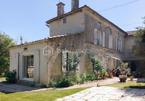 Maison charentaise de 1900 de 142m²idéale pour les amoureux de la nature.
Située au bord de l'eau, cette maison s'ouvre sur une entrée spacieuse desservant sur une partie séjour et salle à manger ayant pour surface 45m² environ.
Vous y trouverez également une cuisine aménagée, un salle d'eau à rénover, un wc séparé.
Au 1 er étage, 3 grandes chambres de 16.70m² à 36.50m² à rénover également.
En extérieur, un jardin clos, à l'arrière de la maison un coin plus privatif idéal pour un projet piscine.
Un appentis s'y trouve également.
Une grange attenante à la maison vous offre un bel espace de stockage.
Les plus:
Huisseries double vitrage
Chaudière granulés 2ans
Thermodynamique 2 ans 
Isolation combles 
Fibre ok