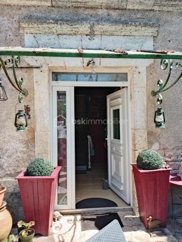 Maison charentaise de 1900 de 142m²idéale pour les amoureux de la nature.
Située au bord de l'eau, cette maison s'ouvre sur une entrée spacieuse desservant sur une partie séjour et salle à manger ayant pour surface 45m² environ.
Vous y trouverez également une cuisine aménagée, un salle d'eau à rénover, un wc séparé.
Au 1 er étage, 3 grandes chambres de 16.70m² à 36.50m² à rénover également.
En extérieur, un jardin clos, à l'arrière de la maison un coin plus privatif idéal pour un projet piscine.
Un appentis s'y trouve également.
Une grange attenante à la maison vous offre un bel espace de stockage.
Les plus:
Huisseries double vitrage
Chaudière granulés 2ans
Thermodynamique 2 ans 
Isolation combles 
Fibre ok