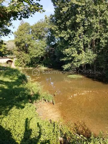 Maison charentaise de 1900 de 142m²idéale pour les amoureux de la nature.
Située au bord de l'eau, cette maison s'ouvre sur une entrée spacieuse desservant sur une partie séjour et salle à manger ayant pour surface 45m² environ.
Vous y trouverez également une cuisine aménagée, un salle d'eau à rénover, un wc séparé.
Au 1 er étage, 3 grandes chambres de 16.70m² à 36.50m² à rénover également.
En extérieur, un jardin clos, à l'arrière de la maison un coin plus privatif idéal pour un projet piscine.
Un appentis s'y trouve également.
Une grange attenante à la maison vous offre un bel espace de stockage.
Les plus:
Huisseries double vitrage
Chaudière granulés 2ans
Thermodynamique 2 ans 
Isolation combles 
Fibre ok