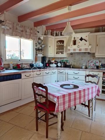 Maison charentaise de 1900 de 142m²idéale pour les amoureux de la nature.
Située au bord de l'eau, cette maison s'ouvre sur une entrée spacieuse desservant sur une partie séjour et salle à manger ayant pour surface 45m² environ.
Vous y trouverez également une cuisine aménagée, un salle d'eau à rénover, un wc séparé.
Au 1 er étage, 3 grandes chambres de 16.70m² à 36.50m² à rénover également.
En extérieur, un jardin clos, à l'arrière de la maison un coin plus privatif idéal pour un projet piscine.
Un appentis s'y trouve également.
Une grange attenante à la maison vous offre un bel espace de stockage.
Les plus:
Huisseries double vitrage
Chaudière granulés 2ans
Thermodynamique 2 ans 
Isolation combles 
Fibre ok