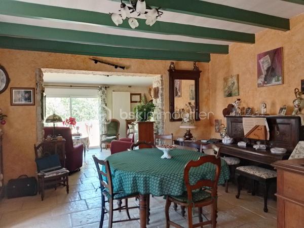 Maison charentaise de 1900 de 142m²idéale pour les amoureux de la nature.
Située au bord de l'eau, cette maison s'ouvre sur une entrée spacieuse desservant sur une partie séjour et salle à manger ayant pour surface 45m² environ.
Vous y trouverez également une cuisine aménagée, un salle d'eau à rénover, un wc séparé.
Au 1 er étage, 3 grandes chambres de 16.70m² à 36.50m² à rénover également.
En extérieur, un jardin clos, à l'arrière de la maison un coin plus privatif idéal pour un projet piscine.
Un appentis s'y trouve également.
Une grange attenante à la maison vous offre un bel espace de stockage.
Les plus:
Huisseries double vitrage
Chaudière granulés 2ans
Thermodynamique 2 ans 
Isolation combles 
Fibre ok