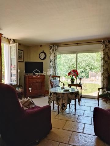 Maison charentaise de 1900 de 142m²idéale pour les amoureux de la nature.
Située au bord de l'eau, cette maison s'ouvre sur une entrée spacieuse desservant sur une partie séjour et salle à manger ayant pour surface 45m² environ.
Vous y trouverez également une cuisine aménagée, un salle d'eau à rénover, un wc séparé.
Au 1 er étage, 3 grandes chambres de 16.70m² à 36.50m² à rénover également.
En extérieur, un jardin clos, à l'arrière de la maison un coin plus privatif idéal pour un projet piscine.
Un appentis s'y trouve également.
Une grange attenante à la maison vous offre un bel espace de stockage.
Les plus:
Huisseries double vitrage
Chaudière granulés 2ans
Thermodynamique 2 ans 
Isolation combles 
Fibre ok