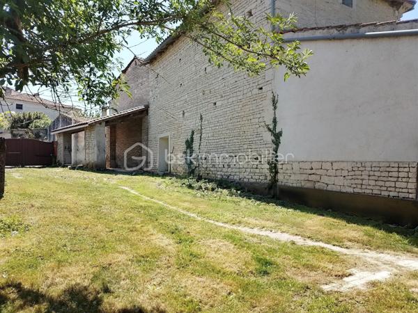 Maison charentaise de 1900 de 142m²idéale pour les amoureux de la nature.
Située au bord de l'eau, cette maison s'ouvre sur une entrée spacieuse desservant sur une partie séjour et salle à manger ayant pour surface 45m² environ.
Vous y trouverez également une cuisine aménagée, un salle d'eau à rénover, un wc séparé.
Au 1 er étage, 3 grandes chambres de 16.70m² à 36.50m² à rénover également.
En extérieur, un jardin clos, à l'arrière de la maison un coin plus privatif idéal pour un projet piscine.
Un appentis s'y trouve également.
Une grange attenante à la maison vous offre un bel espace de stockage.
Les plus:
Huisseries double vitrage
Chaudière granulés 2ans
Thermodynamique 2 ans 
Isolation combles 
Fibre ok