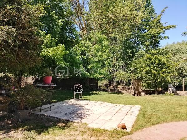 Maison charentaise de 1900 de 142m²idéale pour les amoureux de la nature.
Située au bord de l'eau, cette maison s'ouvre sur une entrée spacieuse desservant sur une partie séjour et salle à manger ayant pour surface 45m² environ.
Vous y trouverez également une cuisine aménagée, un salle d'eau à rénover, un wc séparé.
Au 1 er étage, 3 grandes chambres de 16.70m² à 36.50m² à rénover également.
En extérieur, un jardin clos, à l'arrière de la maison un coin plus privatif idéal pour un projet piscine.
Un appentis s'y trouve également.
Une grange attenante à la maison vous offre un bel espace de stockage.
Les plus:
Huisseries double vitrage
Chaudière granulés 2ans
Thermodynamique 2 ans 
Isolation combles 
Fibre ok