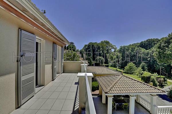 Saint-Didier-au-Mont-d'Or Maison de 180m² sur terrain de 1313m² avec piscine, proche centre-ville à pieds,