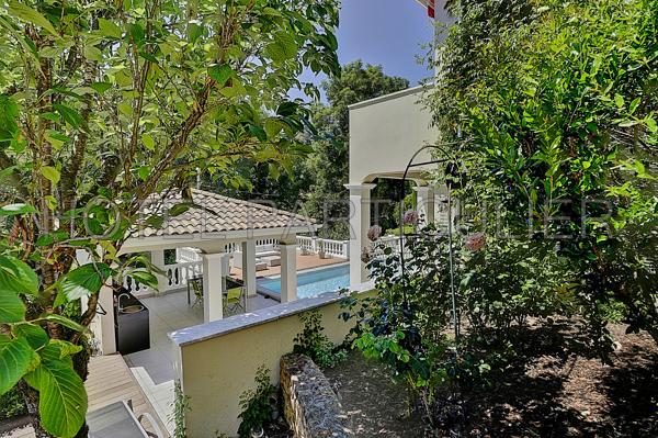 Saint-Didier-au-Mont-d'Or Maison de 180m² sur terrain de 1313m² avec piscine, proche centre-ville à pieds,