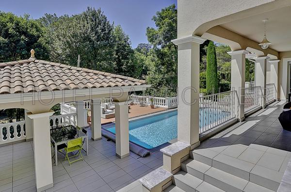 Saint-Didier-au-Mont-d'Or Maison de 180m² sur terrain de 1313m² avec piscine, proche centre-ville à pieds,