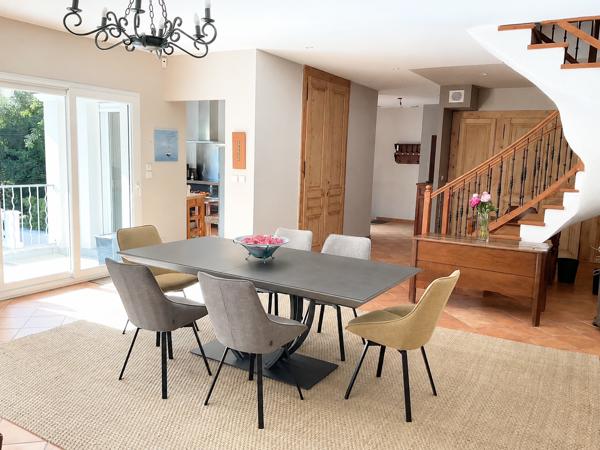 Saint-Didier-au-Mont-d'Or Maison de 180m² sur terrain de 1313m² avec piscine, proche centre-ville à pieds,