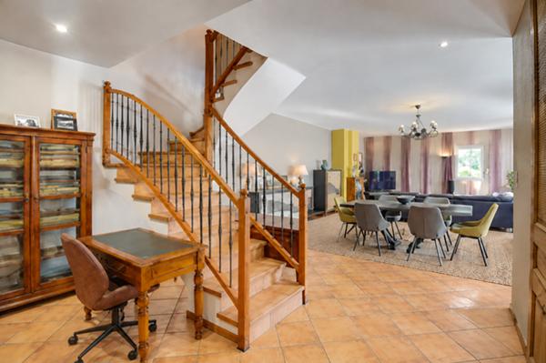 Saint-Didier-au-Mont-d'Or Maison de 180m² sur terrain de 1313m² avec piscine, proche centre-ville à pieds,