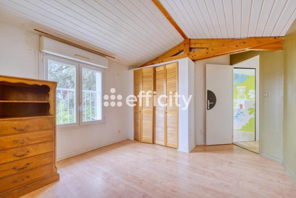 Maison
         4 pièces
        - 81 m²