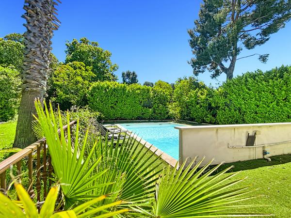 Maison 5 pièces 200m2 piscine, dépendance ,stationnement sur parcelle de 1700 m2 à vendre Secteur Allauch - Quartier Fontvieille - Golf - Route d'Enco de Botte