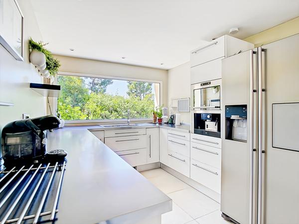Maison 5 pièces 200m2 piscine, dépendance ,stationnement sur parcelle de 1700 m2 à vendre Secteur Allauch - Quartier Fontvieille - Golf - Route d'Enco de Botte