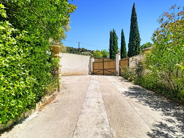 Maison 5 pièces 200m2 piscine, dépendance ,stationnement sur parcelle de 1700 m2 à vendre Secteur Allauch - Quartier Fontvieille - Golf - Route d'Enco de Botte