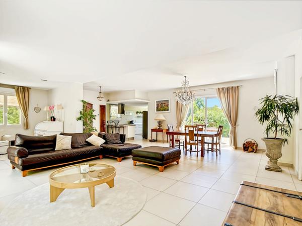 Maison 5 pièces 200m2 piscine, dépendance ,stationnement sur parcelle de 1700 m2 à vendre Secteur Allauch - Quartier Fontvieille - Golf - Route d'Enco de Botte