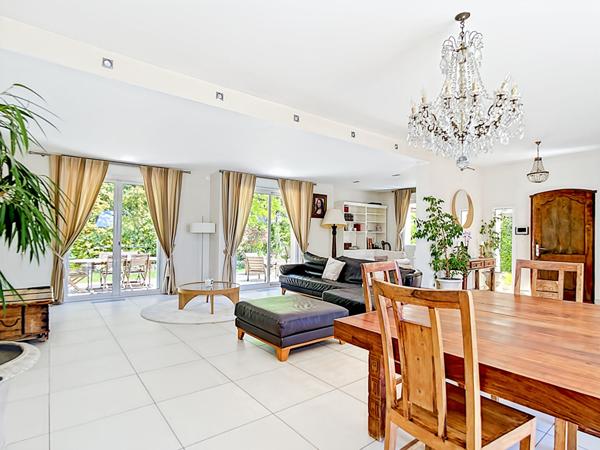 Maison 5 pièces 200m2 piscine, dépendance ,stationnement sur parcelle de 1700 m2 à vendre Secteur Allauch - Quartier Fontvieille - Golf - Route d'Enco de Botte