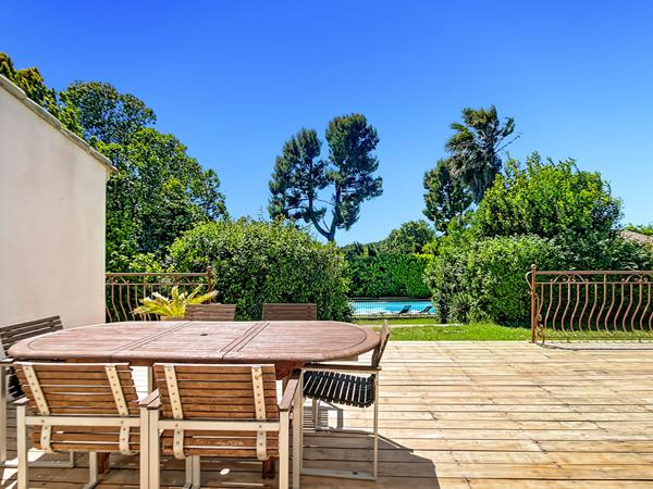 Maison 5 pièces 200m2 piscine, dépendance ,stationnement sur parcelle de 1700 m2 à vendre Secteur Allauch - Quartier Fontvieille - Golf - Route d'Enco de Botte