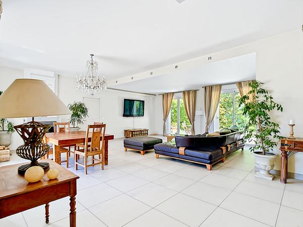 Maison 5 pièces 200m2 piscine, dépendance ,stationnement sur parcelle de 1700 m2 à vendre Secteur Allauch - Quartier Fontvieille - Golf - Route d'Enco de Botte