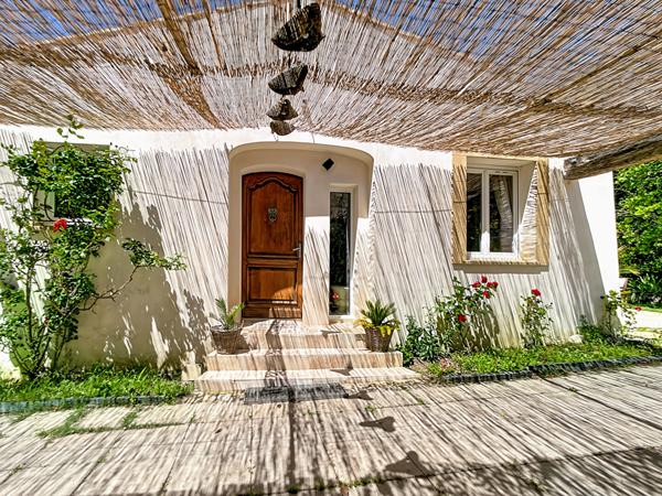 Maison 5 pièces 200m2 piscine, dépendance ,stationnement sur parcelle de 1700 m2 à vendre Secteur Allauch - Quartier Fontvieille - Golf - Route d'Enco de Botte