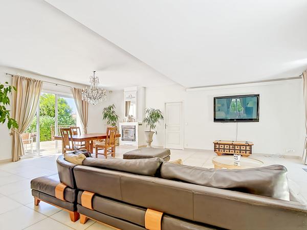 Maison 5 pièces 200m2 piscine, dépendance ,stationnement sur parcelle de 1700 m2 à vendre Secteur Allauch - Quartier Fontvieille - Golf - Route d'Enco de Botte