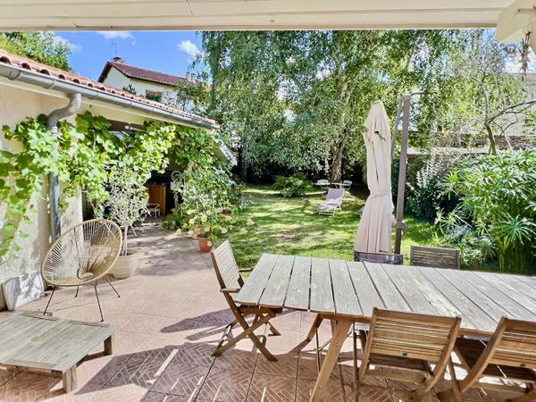 Villeneuve-sur-Lot, à deux pas de toutes les commodités, cette belle maison de ville vous séduira par ses 191 m² habitables et son cachet préservé. , Villeneuve sur lot