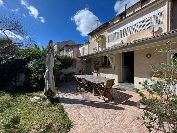 Villeneuve-sur-Lot, à deux pas de toutes les commodités, cette belle maison de ville vous séduira par ses 191 m² habitables et son cachet préservé. , Villeneuve sur lot