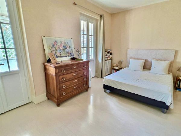 Villeneuve-sur-Lot, à deux pas de toutes les commodités, cette belle maison de ville vous séduira par ses 191 m² habitables et son cachet préservé. , Villeneuve sur lot