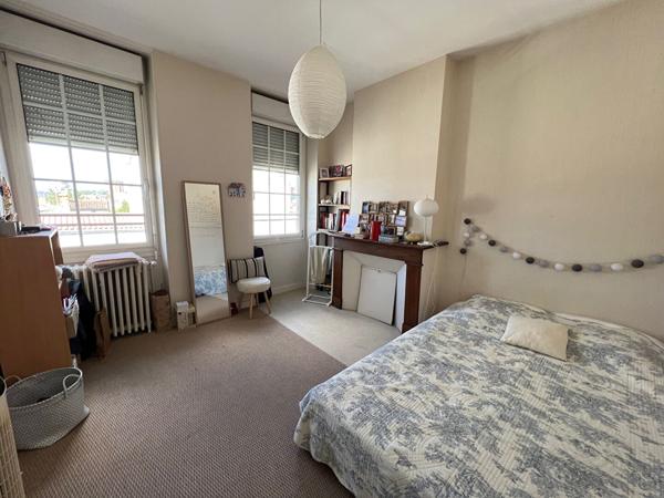 Villeneuve-sur-Lot, à deux pas de toutes les commodités, cette belle maison de ville vous séduira par ses 191 m² habitables et son cachet préservé. , Villeneuve sur lot