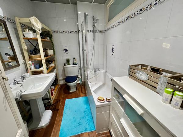 Villeneuve-sur-Lot, à deux pas de toutes les commodités, cette belle maison de ville vous séduira par ses 191 m² habitables et son cachet préservé. , Villeneuve sur lot