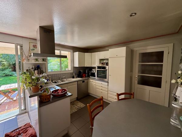 Villeneuve-sur-Lot, à deux pas de toutes les commodités, cette belle maison de ville vous séduira par ses 191 m² habitables et son cachet préservé. , Villeneuve sur lot